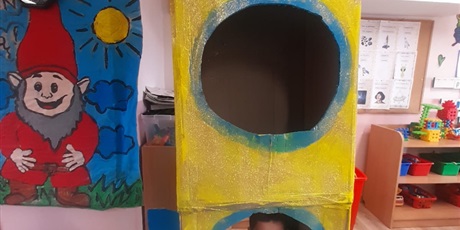 Powiększ grafikę: Dziecko w rakiecie zrobionej przez Motylki