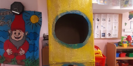 Powiększ grafikę: dziecko w rakiecie zrobionej przez grupę Motylków