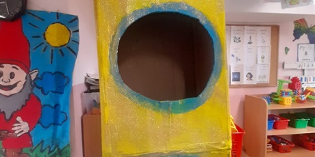 Powiększ grafikę: dziecko w rakiecie zrobionej przez Motylki