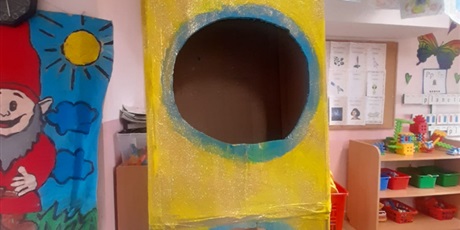 Powiększ grafikę: dzieci w rakiecie zółto niebieskiej