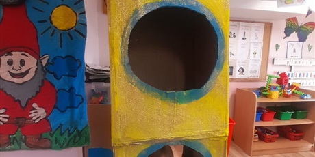 Powiększ grafikę: dziecko wkosmicznej rakiecie Motylków