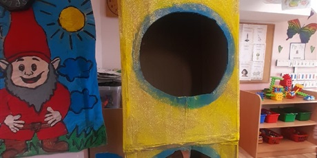 Powiększ grafikę: dziecko w kosmicznej rakiecie