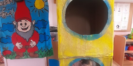 Powiększ grafikę: dziewczynka w rakiecie