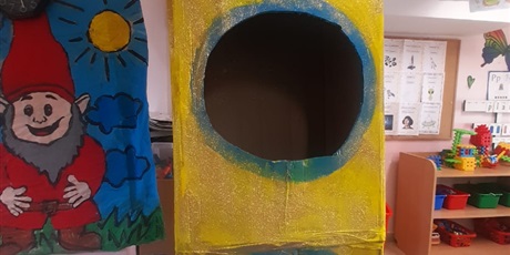 Powiększ grafikę: dziecko w rakieci e zółto niebieskiej