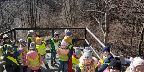 Powiększ grafikę: Dzieci na spacerze