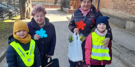 Powiększ grafikę: Dzieci wraz z Paniami którym wręczyły papierowe kwiatki