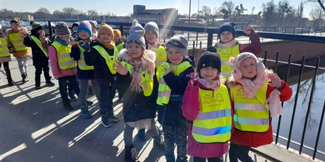 Powiększ grafikę: Dzieci na moście na rzece Radunia