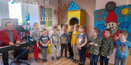 Powiększ grafikę: Chłopcy wraz z P. Adamem śpiewają stol lat z okazji Dnia Kobiet