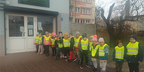 Powiększ grafikę: Dzieci przed budynkiem piekarni