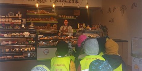 Powiększ grafikę: dzieci w piekarni