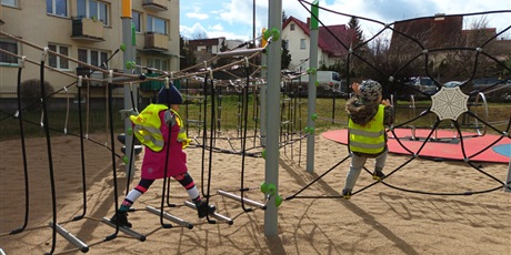 Powiększ grafikę: dzieci bawią sie na placu zabaw