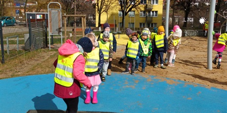 Powiększ grafikę: dzieci bawią się na trampolinie na placu zabaw