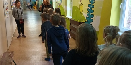 Powiększ grafikę: Dzieci na wycieczce w szkole