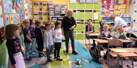 Powiększ grafikę: dzieci z nauczycielką ze szkoły podstawowej