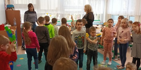 Powiększ grafikę: dzieci na wycieczce w szkole podstawowej