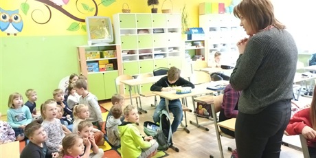 Powiększ grafikę: dzieci w klasie w szkole