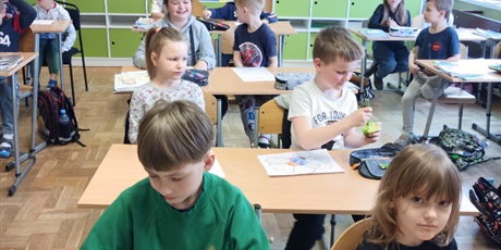 Powiększ grafikę: dzieci wśród starszych kolegów i koleżanek