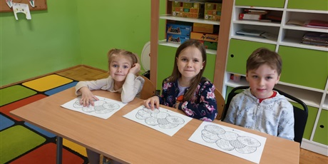 Powiększ grafikę: dziewczynki i chłopiec w ławce szkolnej