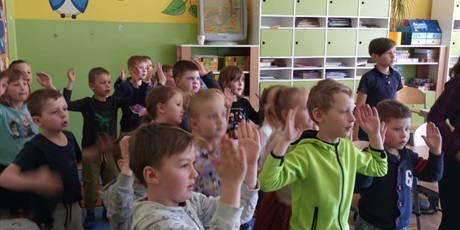 Powiększ grafikę: dzieci bawią sie i tańczą w szkole