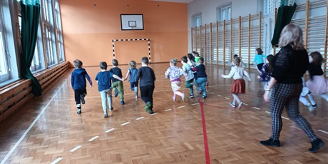 Powiększ grafikę: dzieci w szkole na sali gimnastycznej