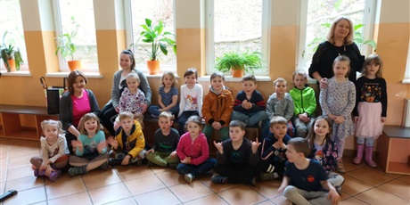 Powiększ grafikę: wspólne zdjęcie z dziećmi i goszczącymi nauczycielkami w szkole podstawowej nr 54