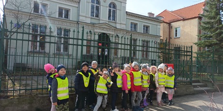 Powiększ grafikę: Dzieci na wycieczce przed budynkiem poczty