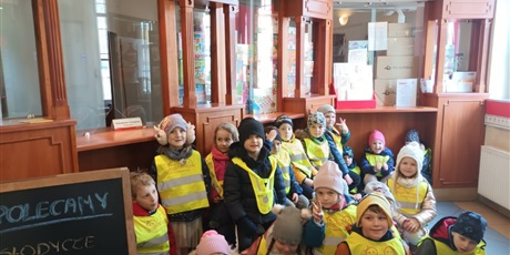 Powiększ grafikę: dzieci na poczcie 