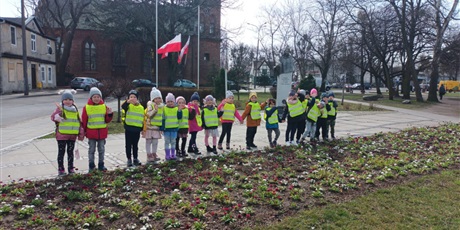 Powiększ grafikę: dzieci przy pomniku Inki