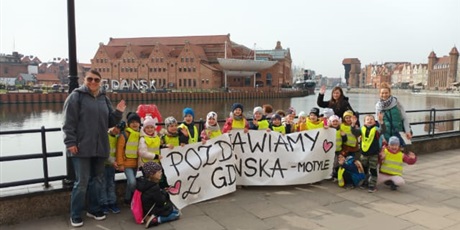 Powiększ grafikę: Dzieci na wycieczce w Gdaańsku z napisem Pozdrawiamy z Gdańska - Motyle