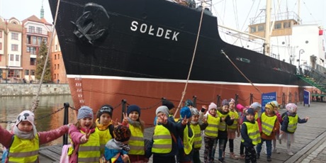 Powiększ grafikę: Dzieci przed Statkiem Sołdek