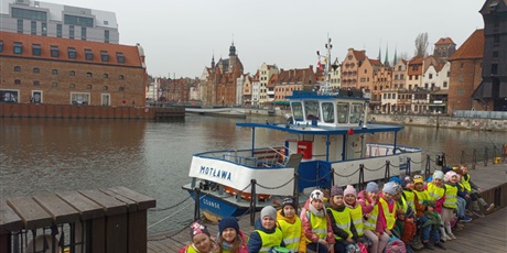 Powiększ grafikę: Dzieci przy promie Motława