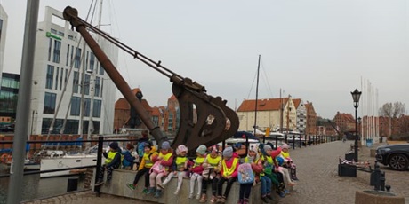 Powiększ grafikę: Dzieci przy marinie w Gdańsku