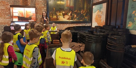 Powiększ grafikę: dzieici podczas lekcji muzealnej