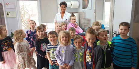 Powiększ grafikę: Dzieci z Panią kosmetyczką