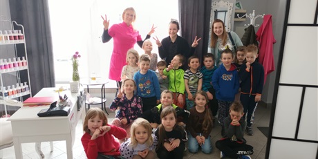 Powiększ grafikę: Wspólne zdjęcie u fryzjera