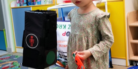 Powiększ grafikę: zajęcia autochodzik, dzieci ucza się zasad ruchu drogowego
