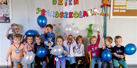 Powiększ grafikę: dzień przedszkolaka, zdjęcie grupowe