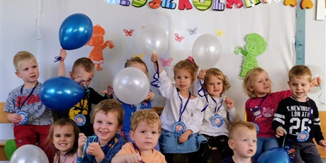 Powiększ grafikę: dzień przedszkolaka, zdjęcie grupowe