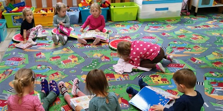 Powiększ grafikę: dzieci czytają książeczki