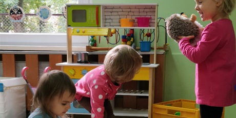 Powiększ grafikę: dziewczynki bawią się w piknik