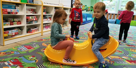 Powiększ grafikę: zabawa na bujaku