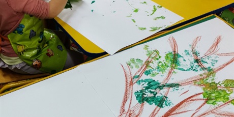 Powiększ grafikę: jesienne drzewo praca plastyczna dzieci malija liscie farba i odbijają na dużym arkuszu