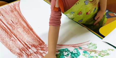 Powiększ grafikę: jesienne drzewo praca plastyczna dzieci malija liscie farba i odbijają na dużym arkuszu