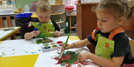 Powiększ grafikę: jesienne drzewo praca plastyczna dzieci malija liscie farba i odbijają na dużym arkuszu