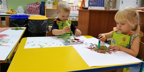 Powiększ grafikę: jesienne drzewo praca plastyczna dzieci malija liscie farba i odbijają na dużym arkuszu