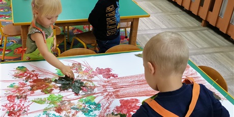 Powiększ grafikę: jesienne drzewo praca plastyczna dzieci malija liscie farba i odbijają na dużym arkuszu