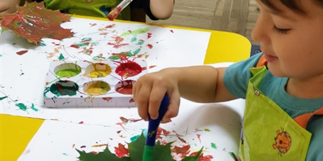 Powiększ grafikę: jesienne drzewo praca plastyczna dzieci malija liscie farba i odbijają na dużym arkuszu