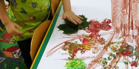 Powiększ grafikę: jesienne drzewo praca plastyczna dzieci malija liscie farba i odbijają na dużym arkuszu