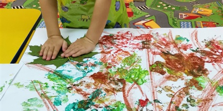 Powiększ grafikę: jesienne drzewo praca plastyczna dzieci malija liscie farba i odbijają na dużym arkuszu