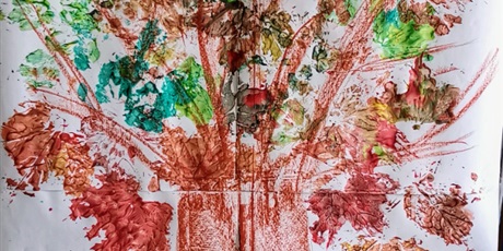 Powiększ grafikę: jesienne drzewo praca plastyczna dzieci malija liscie farba i odbijają na dużym arkuszu